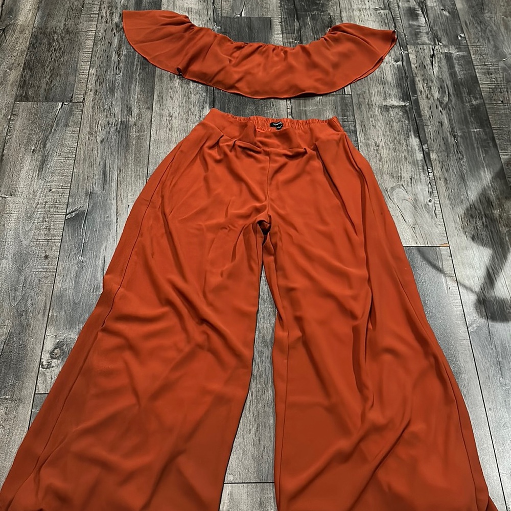 Fashion Nova off the shoulders two piece set in burnt orange.